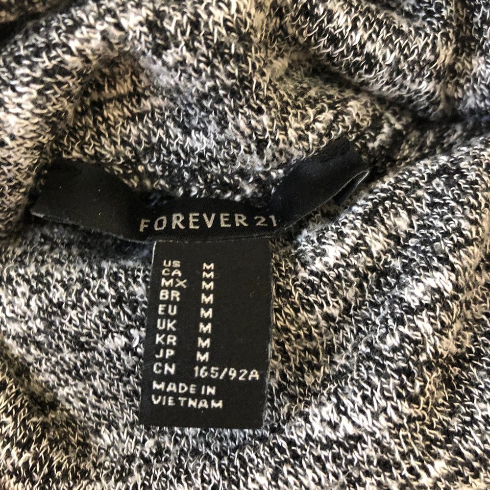 light, flowy turtleneck - Picture 3 of 4